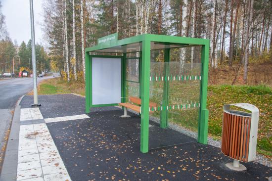 Busshållplats Björkrisvägen i Brickebacken centrum.