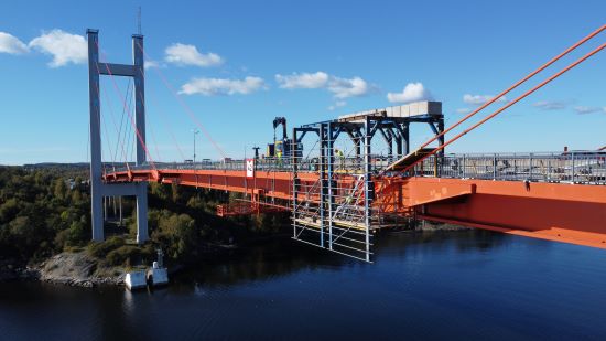 Dokas innovativa arbetsplattform på Tjörnbrons mittspann, 47 meter över havet.